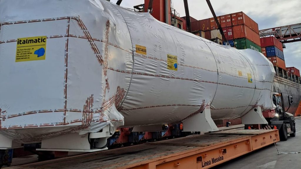 A 4-ton Italmatic valve secured to a flatrack with four annular straps.