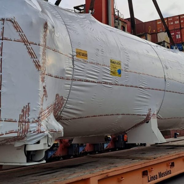 A 4-ton Italmatic valve secured to a flatrack with four annular straps.