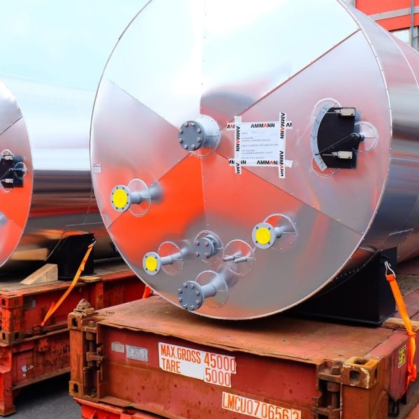 Two large cylindrical silver tanks for the Ammann plant secured on flatrack containers.